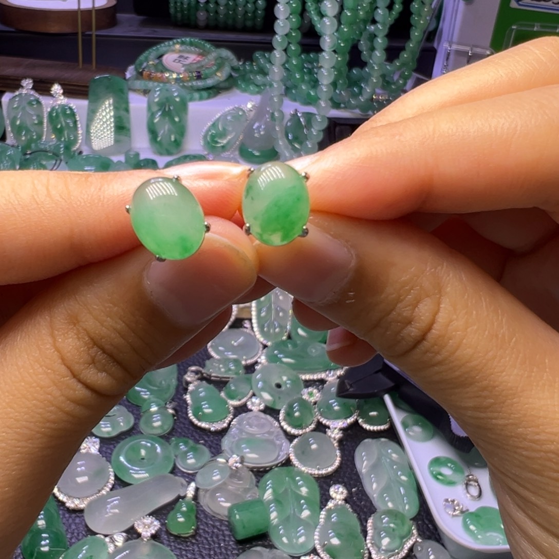 石英质玉（非洲翠）未镶嵌颈饰