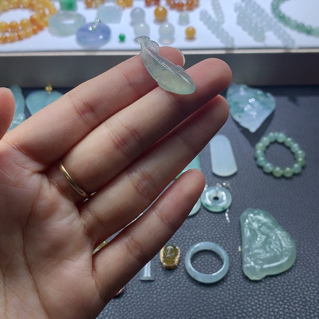 翡翠未镶嵌颈饰鱼