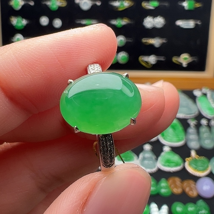 翡翠18K金镶嵌颈饰戒指