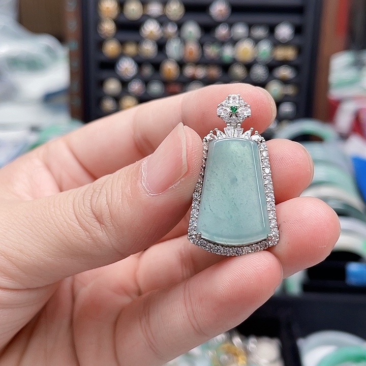 翡翠手镯未镶嵌翡翠