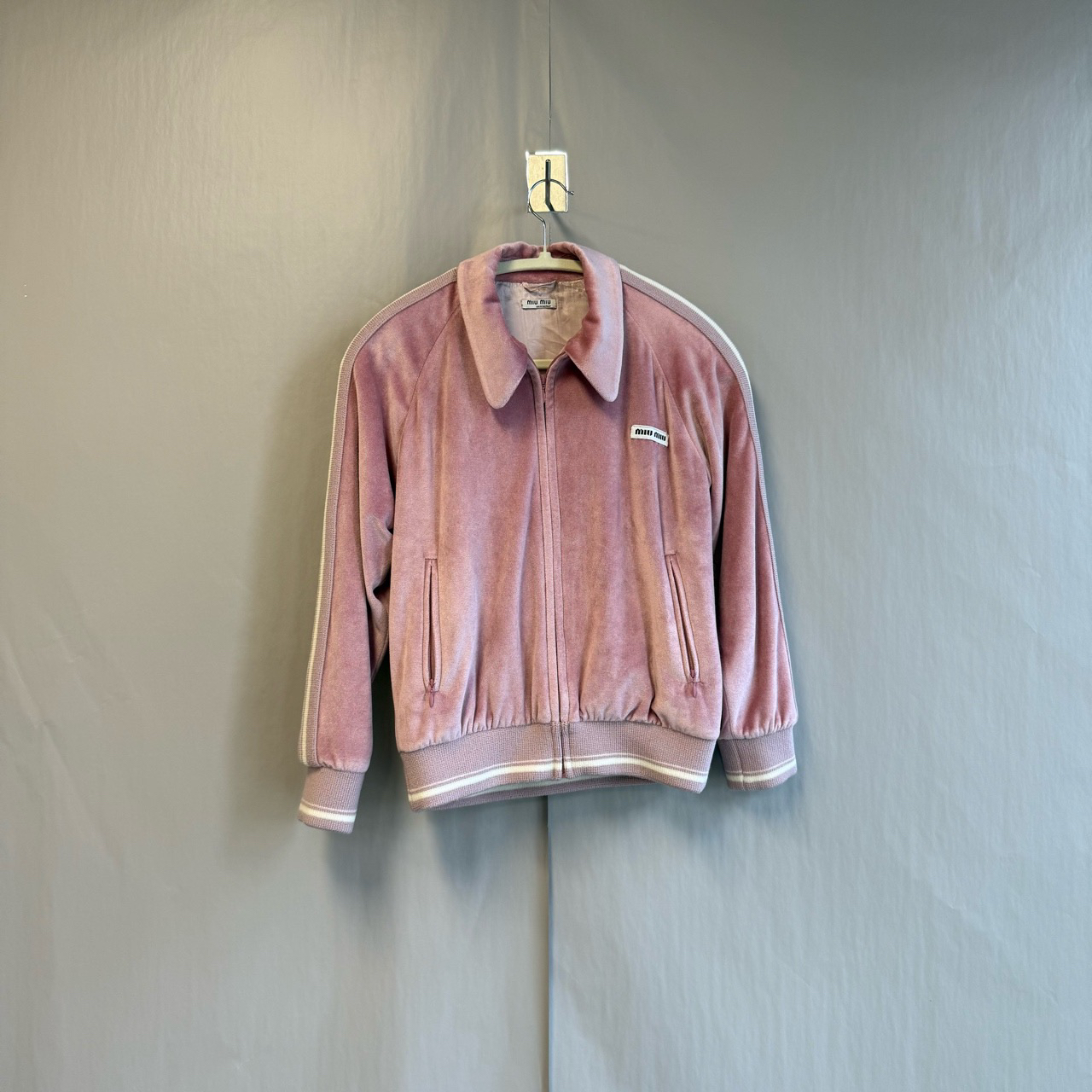 99新 MIU MIU/缪缪 MIU MIU缪缪 Logo贴饰运动夹克外套 女款粉色