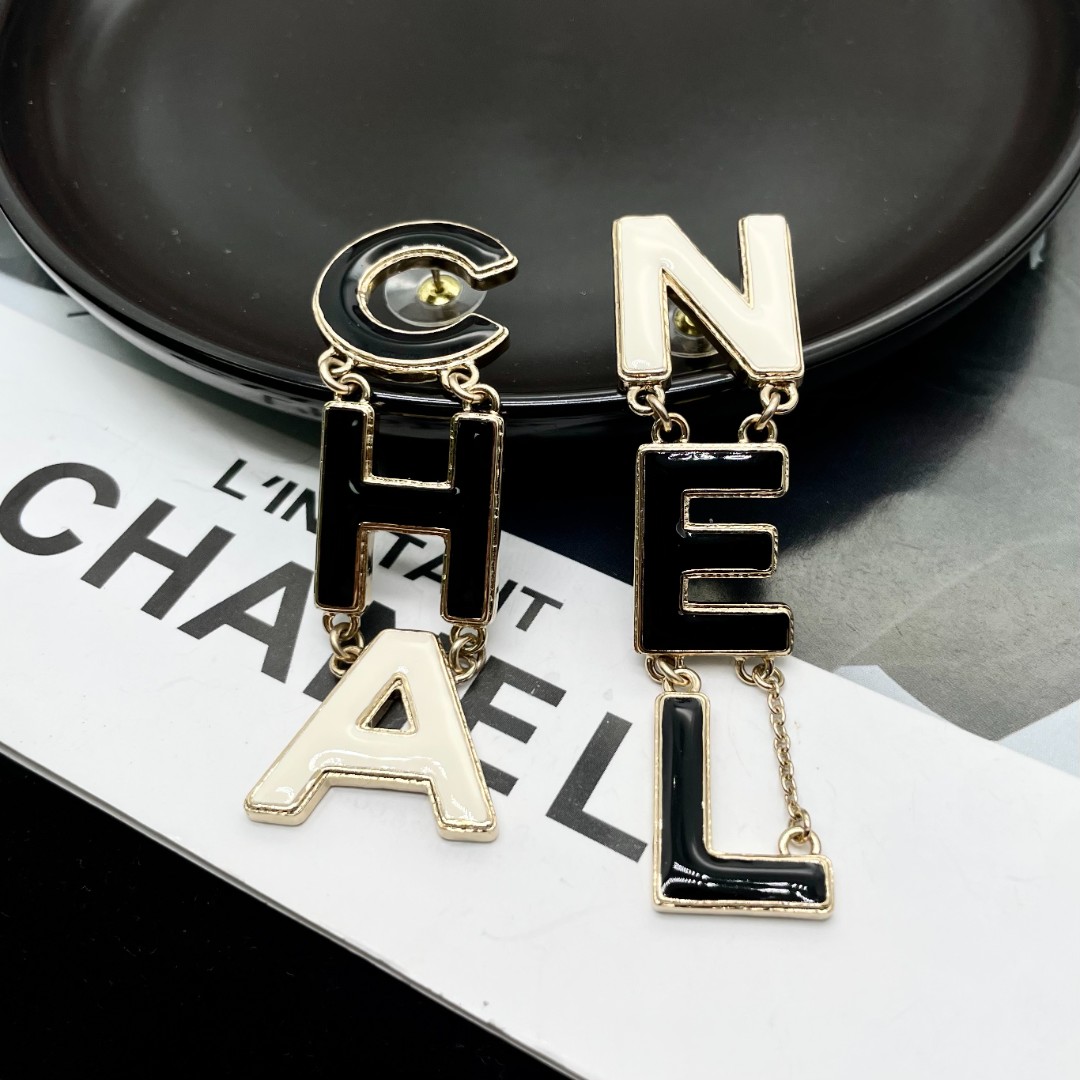 95新 Chanel/香奈儿 香奈儿黑白字母扫肩耳钉/x06916