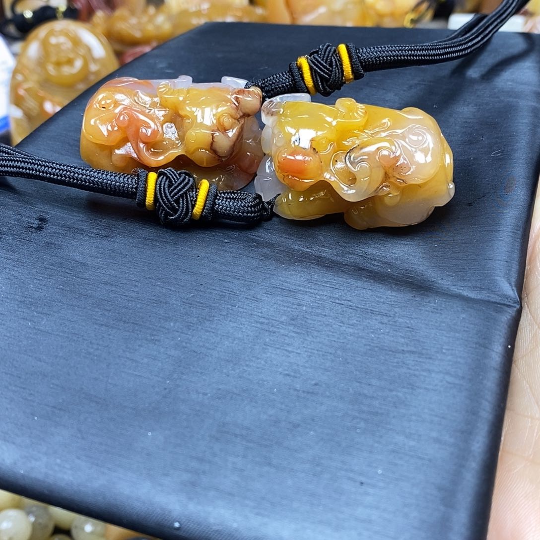 石英质玉（黄龙玉）颈饰未镶嵌