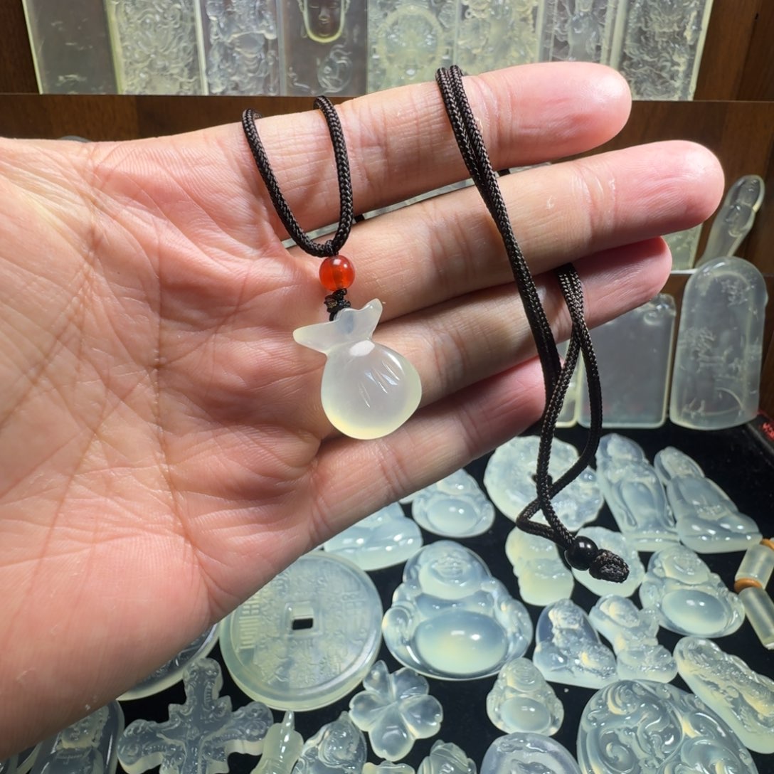 蛇纹石玉未镶嵌颈饰