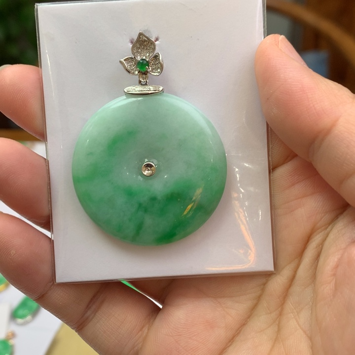 翡翠颈饰18K金镶嵌翡翠吊坠
