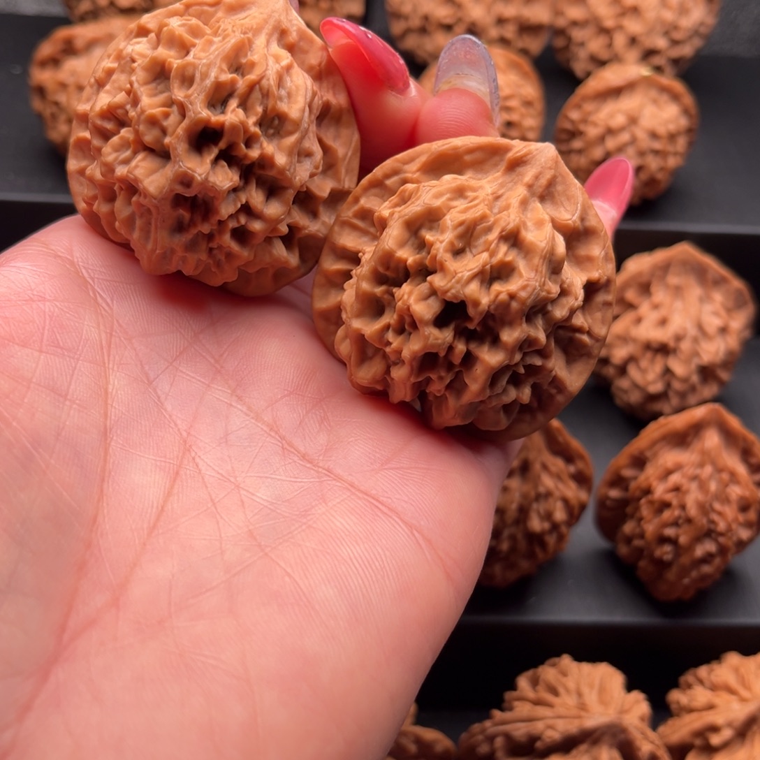 叶***城文玩核桃把件大花