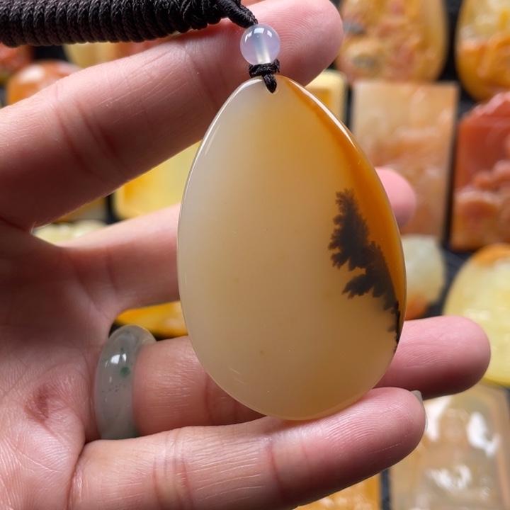 石英质玉（黄龙玉）颈饰未镶嵌