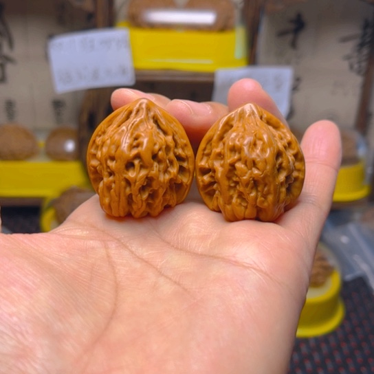 文玩核桃吊坠红豆