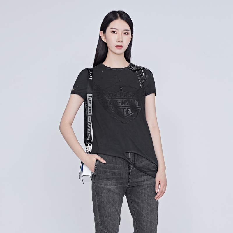sdeer圣迪奥女装时尚休闲百搭个性金属破洞字母短袖T恤S20280163