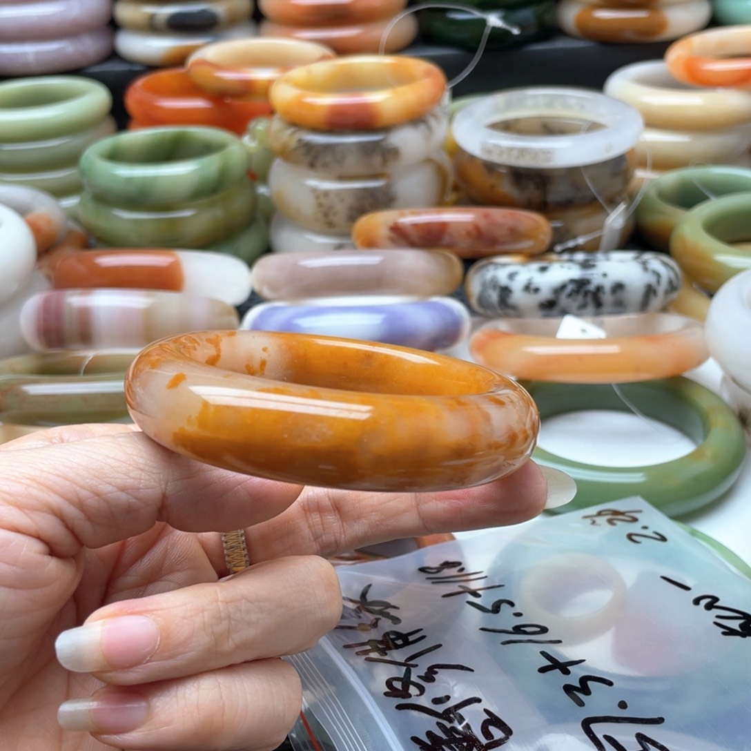 石英质玉手镯未镶嵌心****?