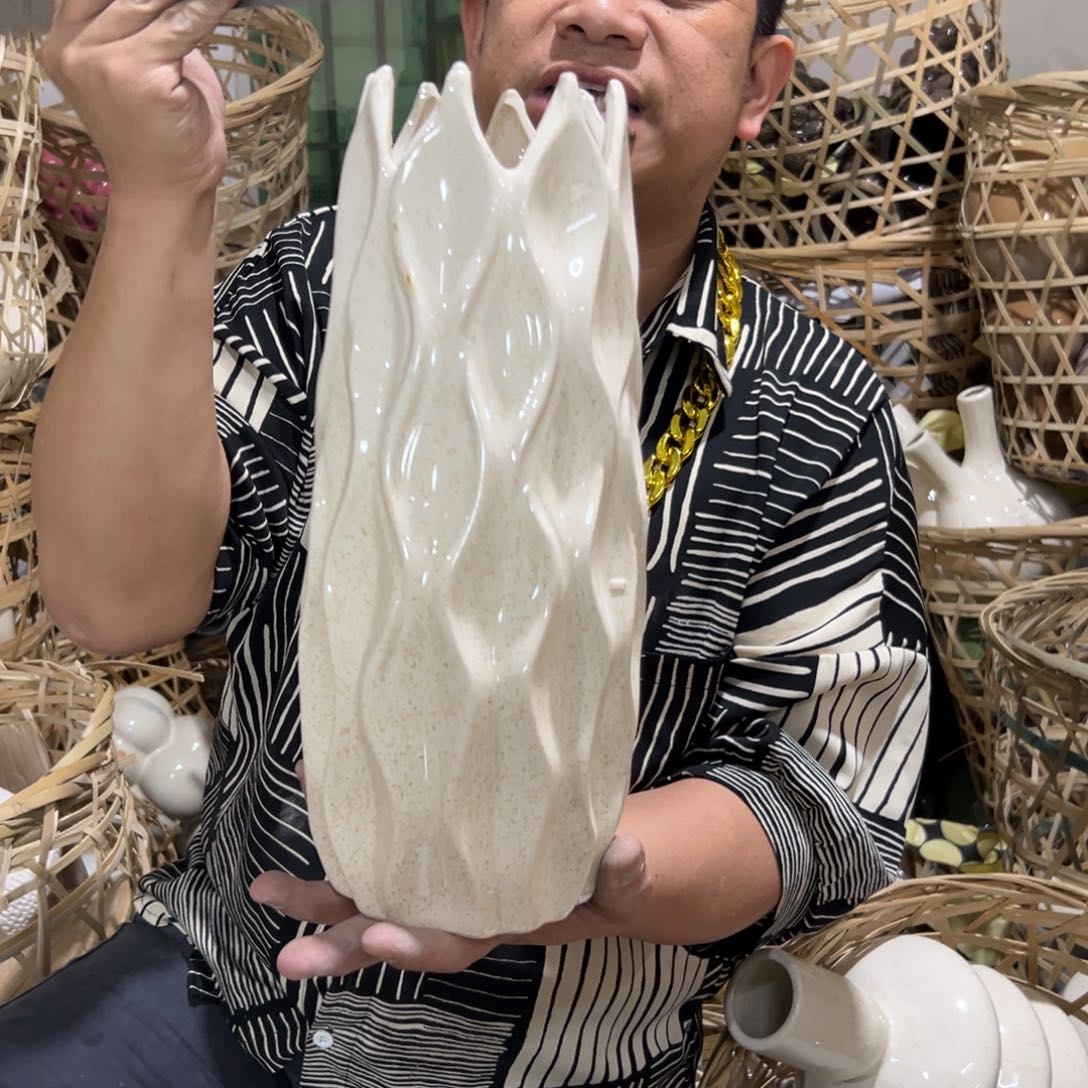 摆件82 号高中低温陶瓷瓶（部分微瑕）
