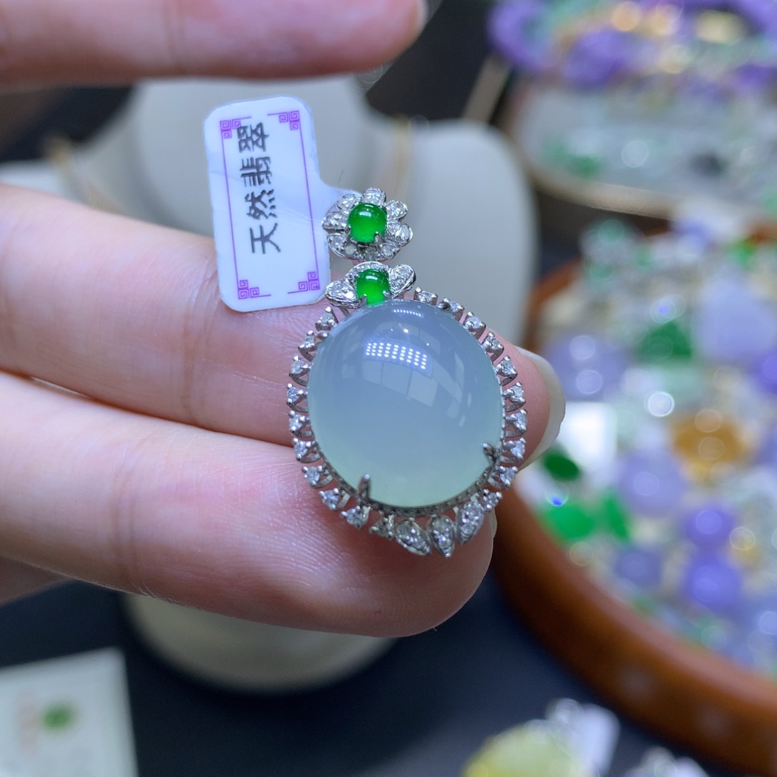 颈饰18K金镶嵌翡翠