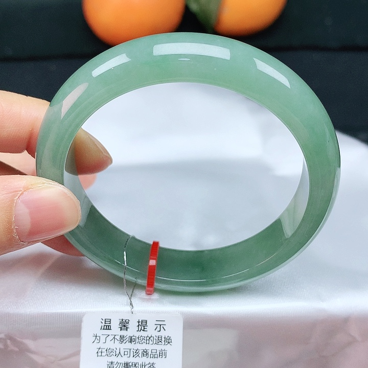 翡翠手镯未镶嵌55圈
