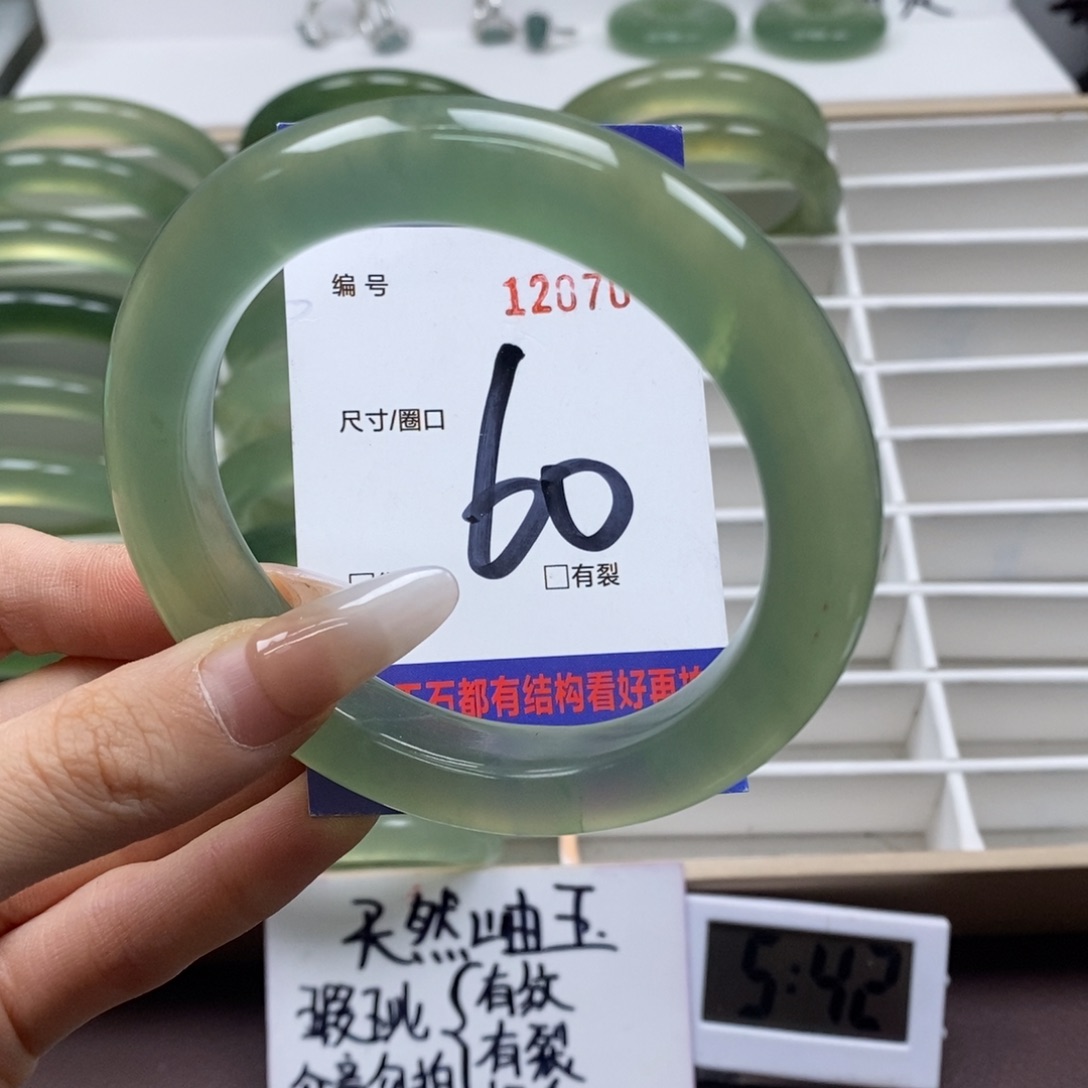 蛇纹石玉手镯未镶嵌