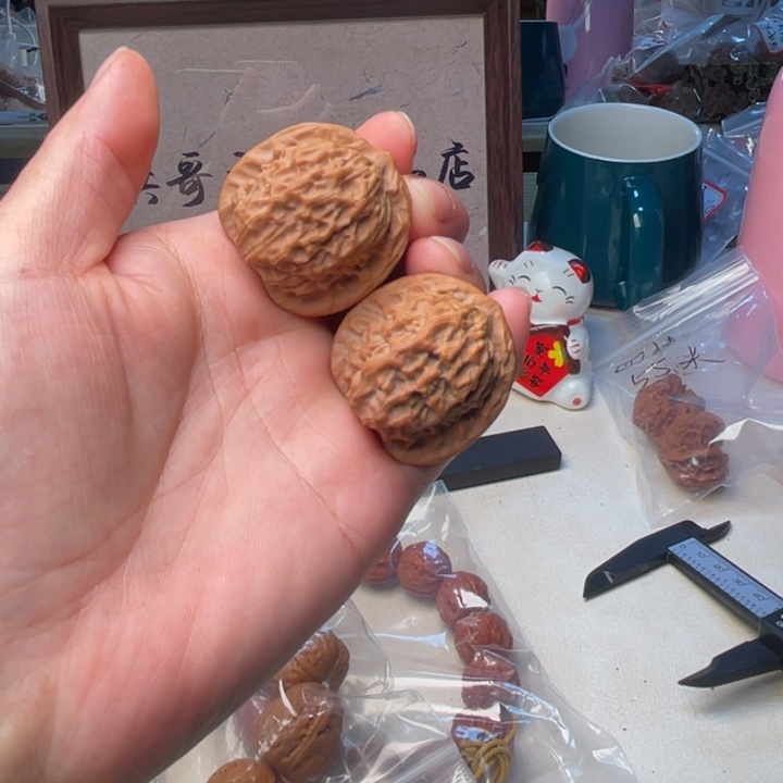 文玩核桃吊坠瓷娃娃，有点水尖