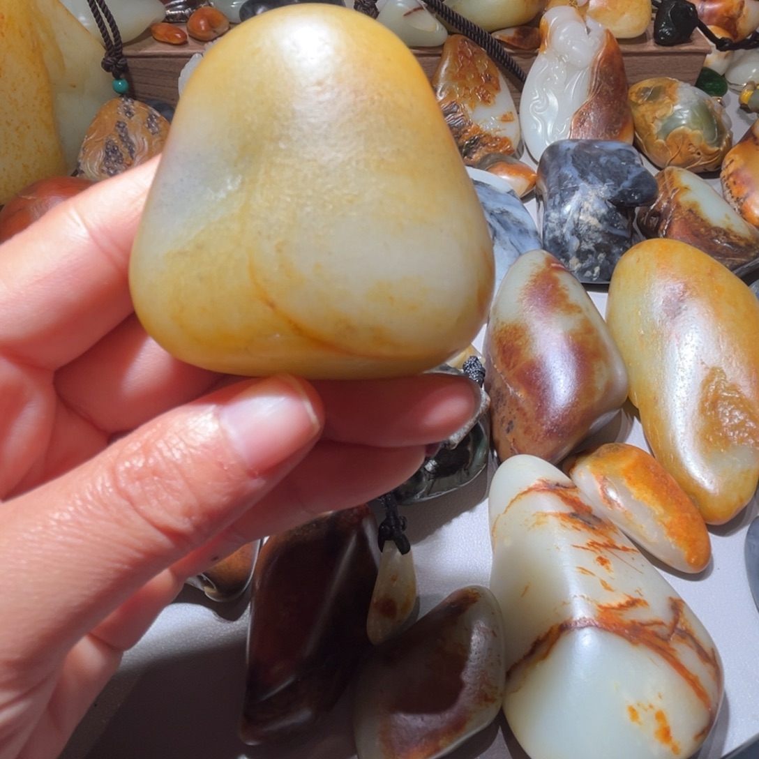 和田玉（糖玉）未镶嵌挂件和田玉96克