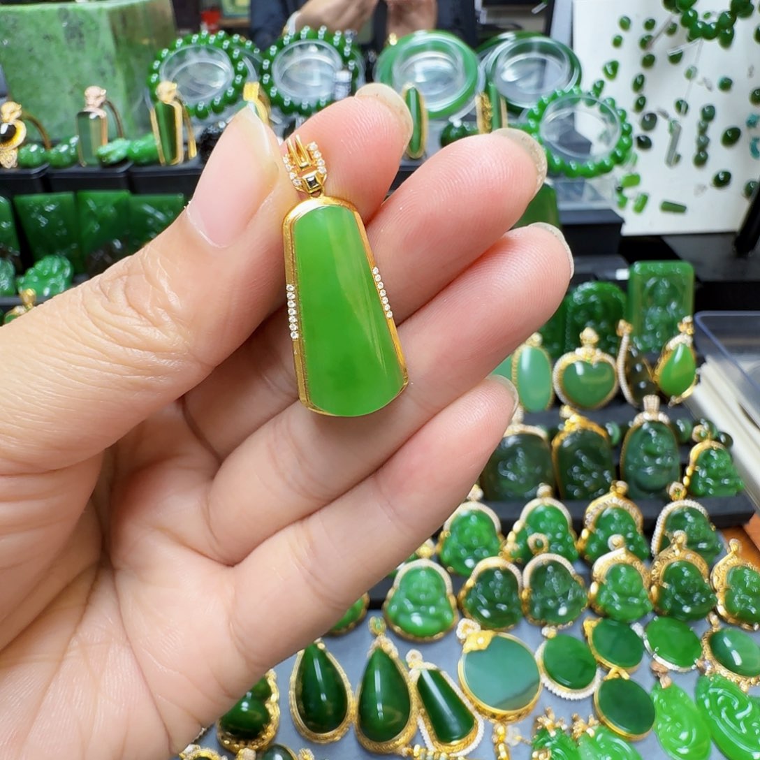 和田玉（碧玉）颈饰18K金镶嵌漂**姐