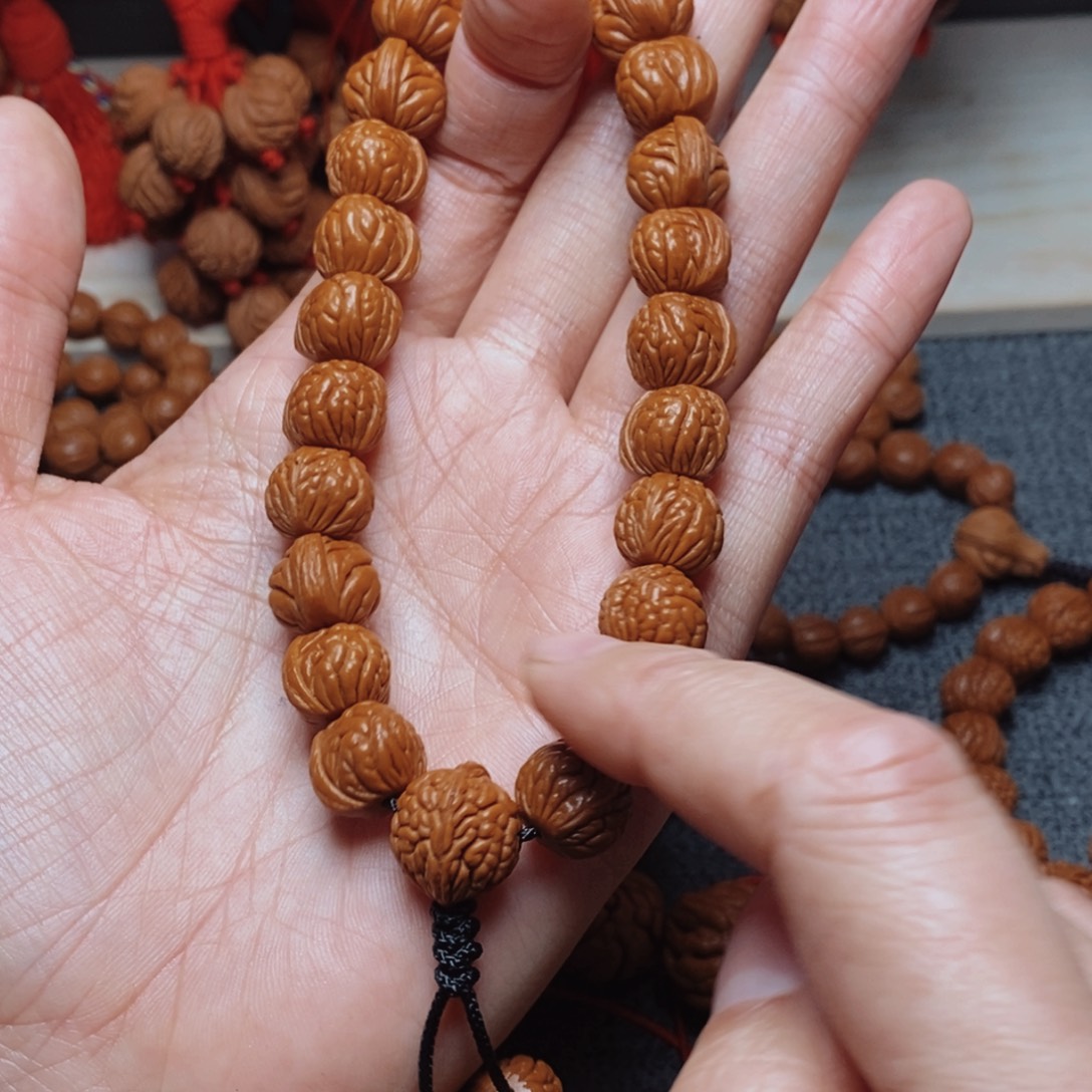 桃核吊坠桃枭手持1