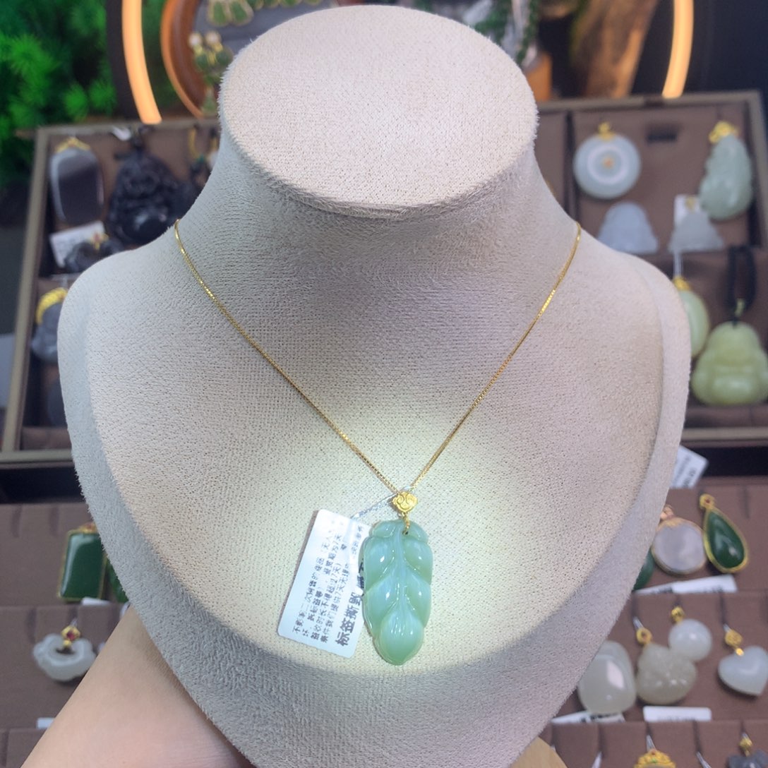 和田玉吊坠18K金镶嵌