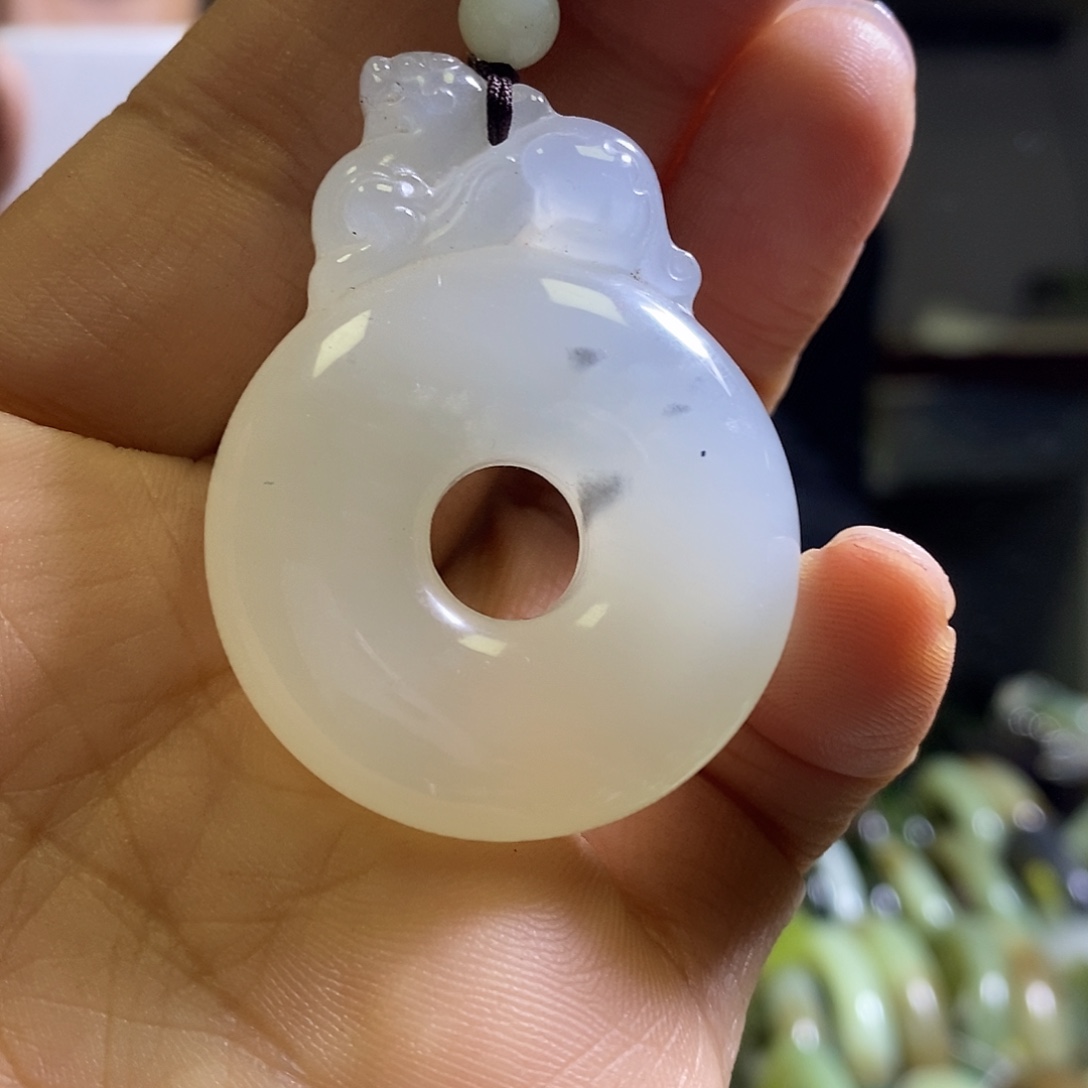 岫玉未镶嵌颈饰一个