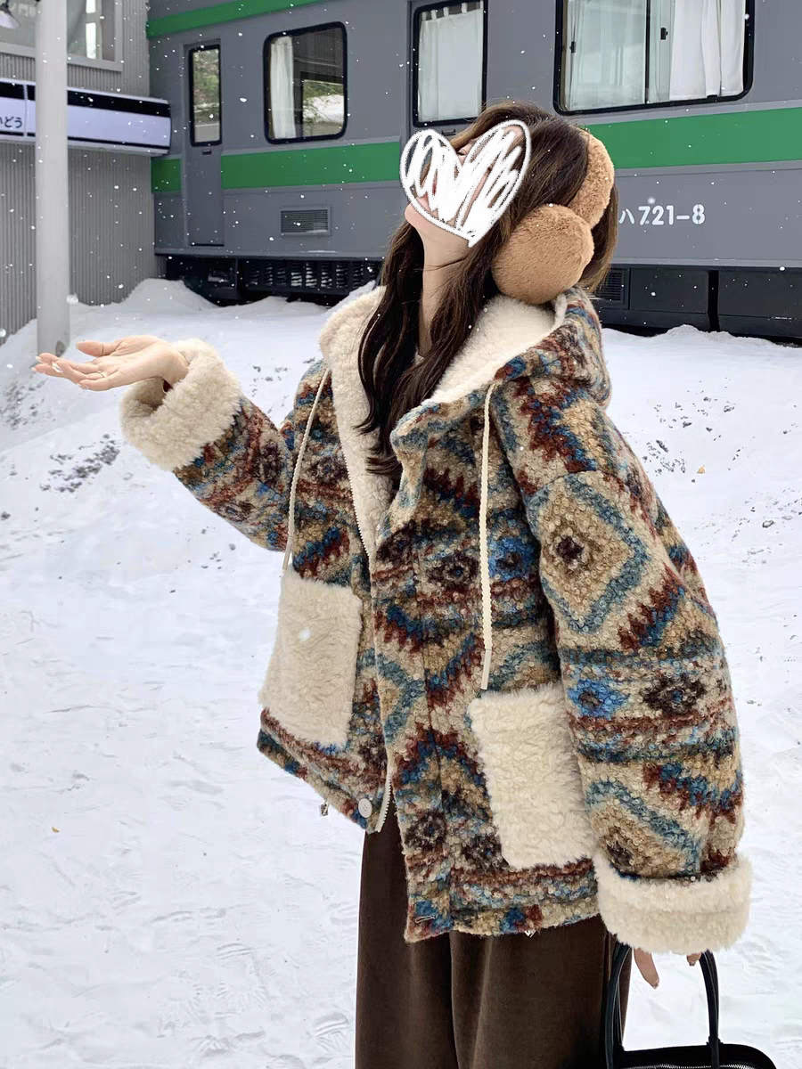 秋冬季高级感正反两穿2025新款毛绒加厚连帽短外套