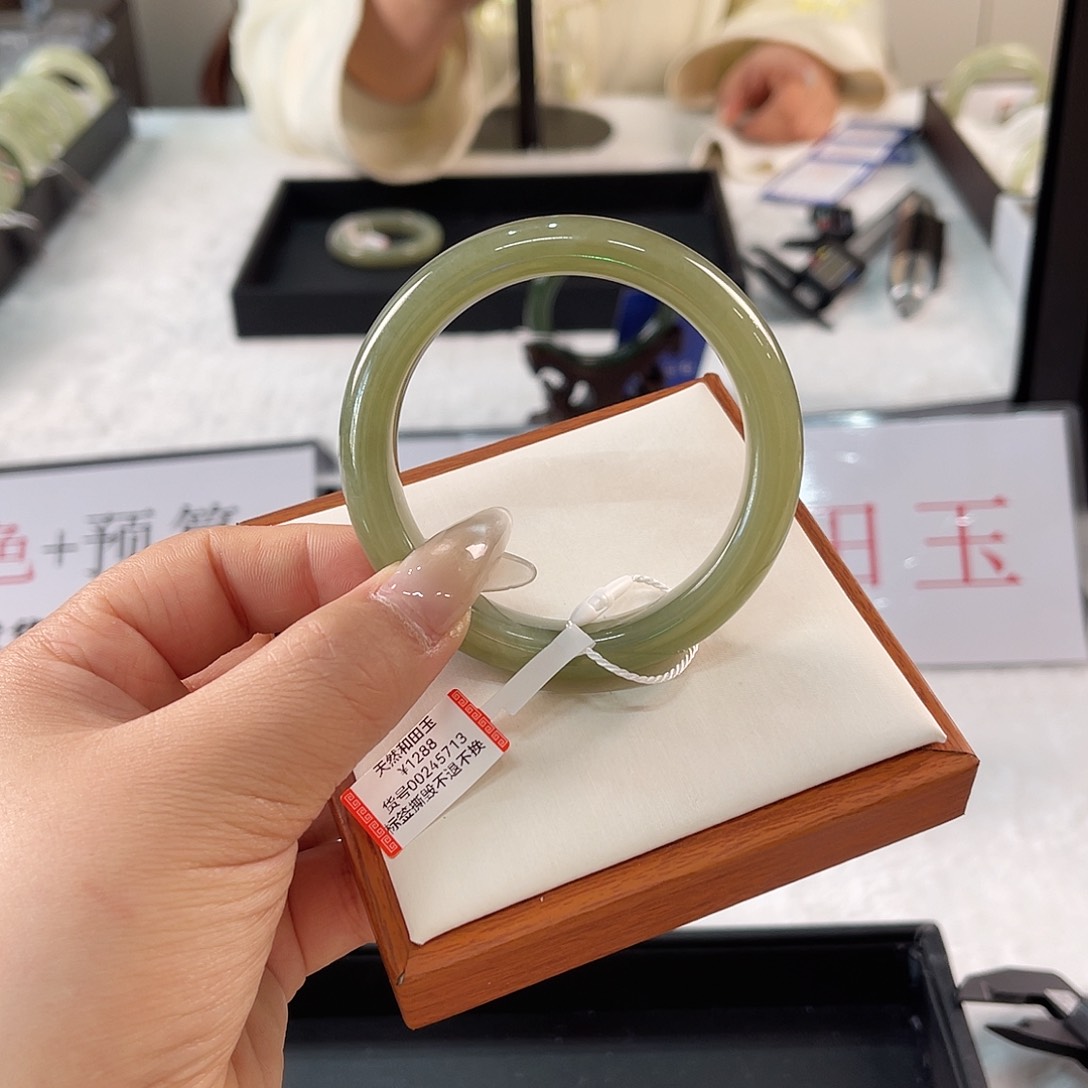 和田玉未镶嵌手镯