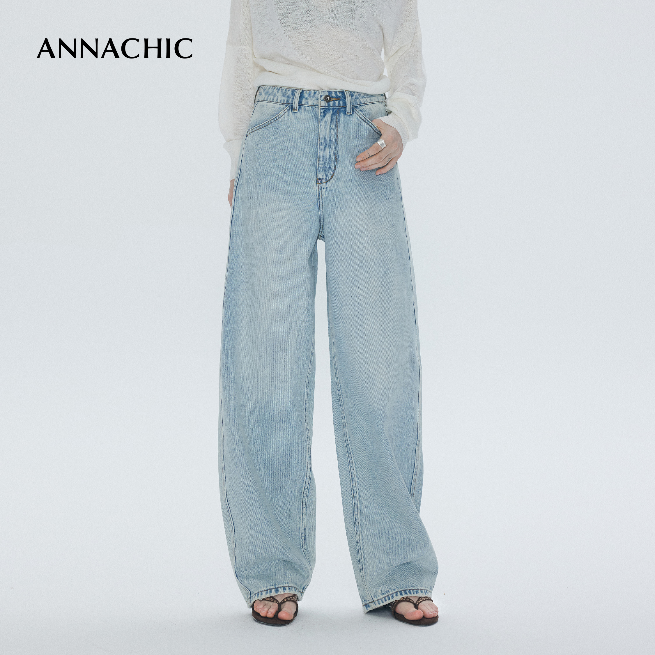 ANNACHIC时髦松弛感_浅蓝水洗弯刀牛仔裤/宽松休闲香蕉镰刀阔腿裤
