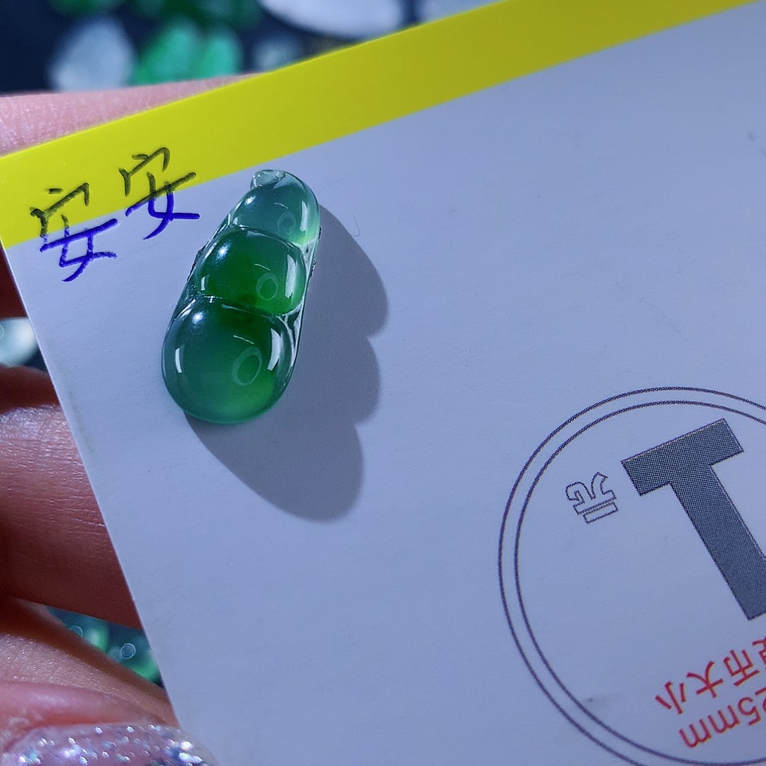 翡翠颈饰未镶嵌天然翡翠高冰豆子