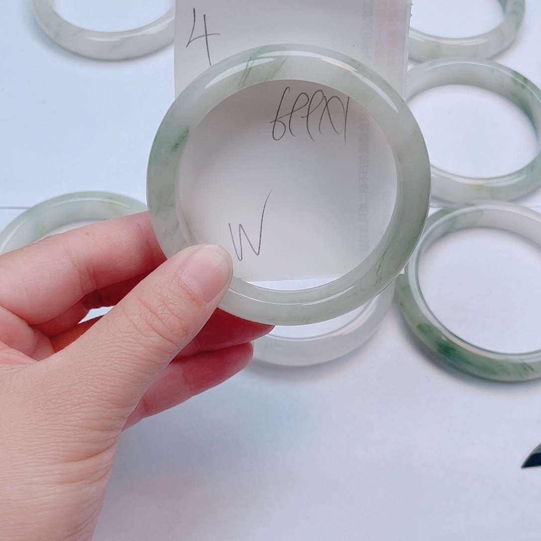 W***石英岩玉未镶嵌手镯