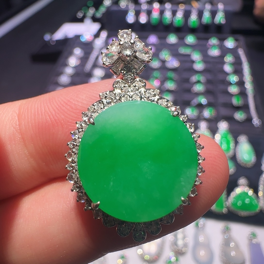 翡翠18K金镶嵌颈饰吊坠