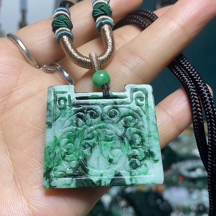 翡翠未镶嵌吊坠(赠链)