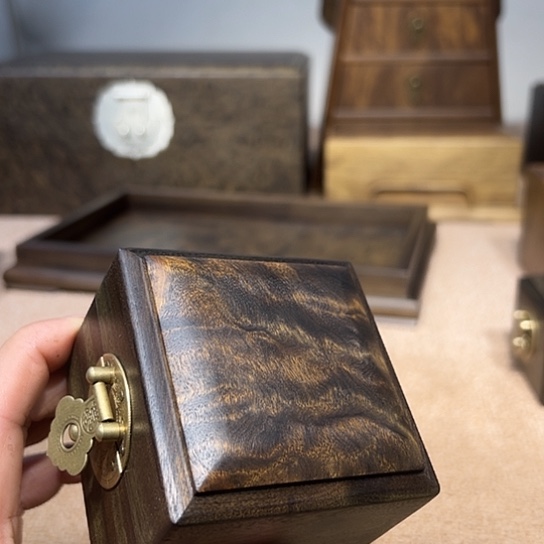 咄****木（非红木类）方盒