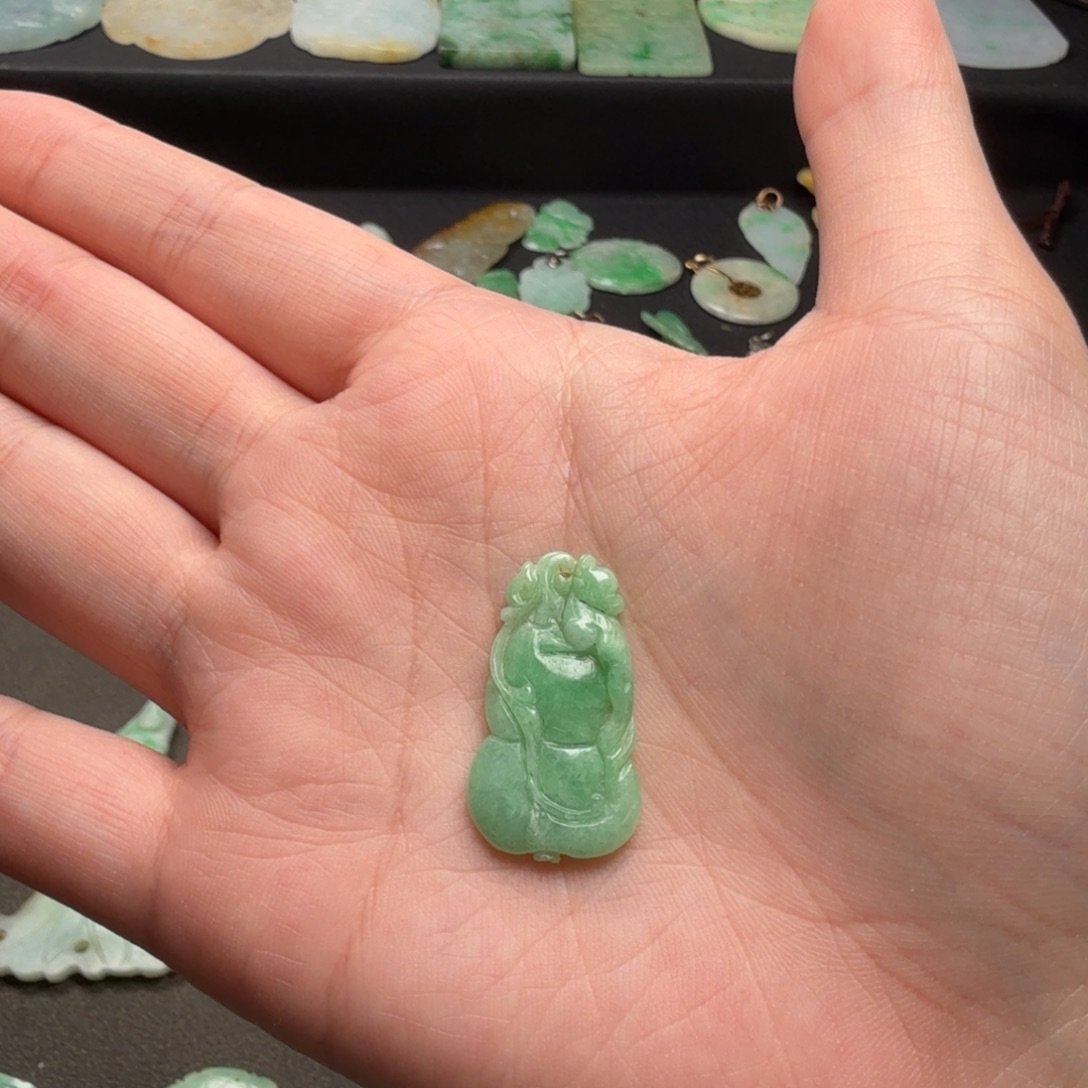 田***倩翡翠未镶嵌颈饰葫芦