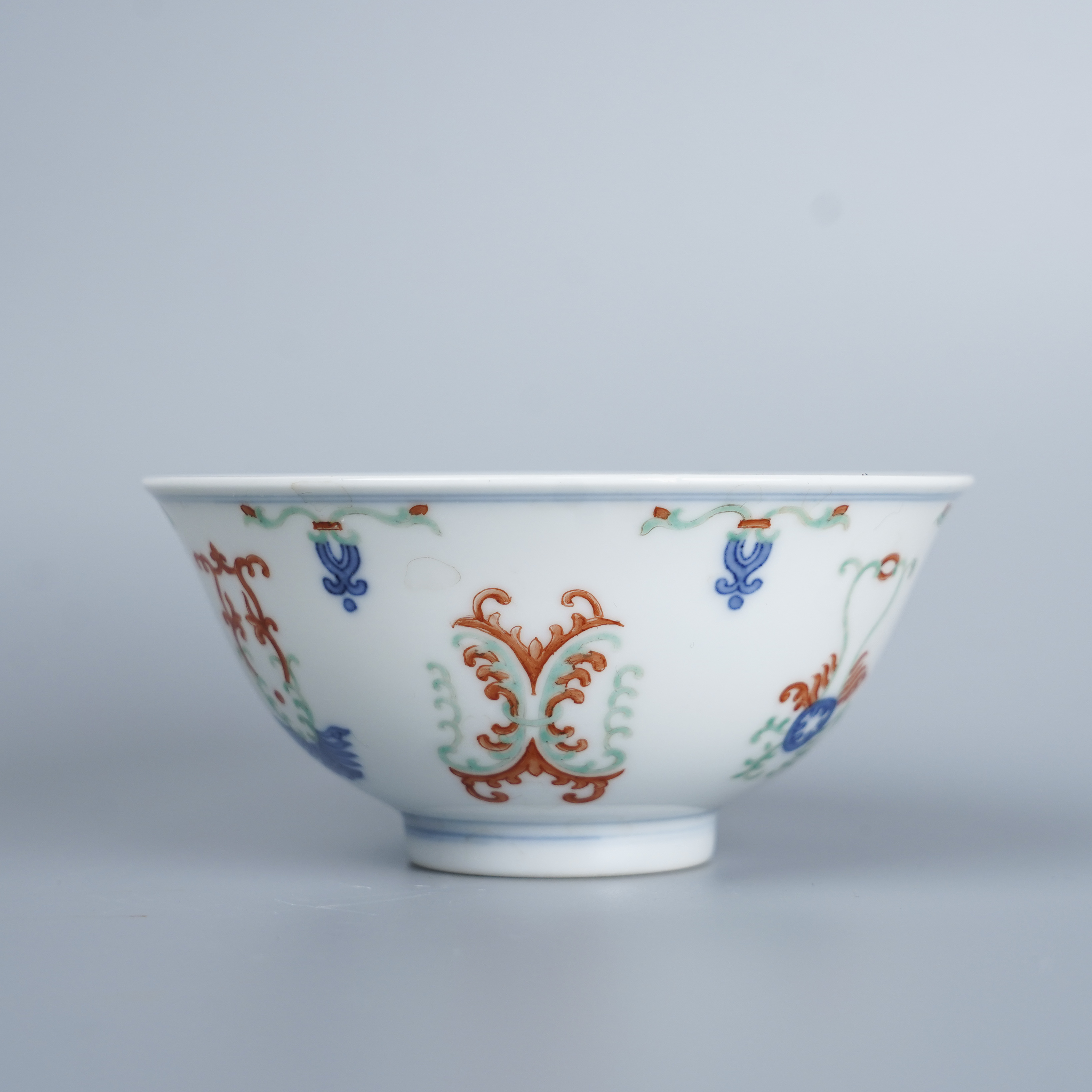 Lot023青花斗彩忍冬碗