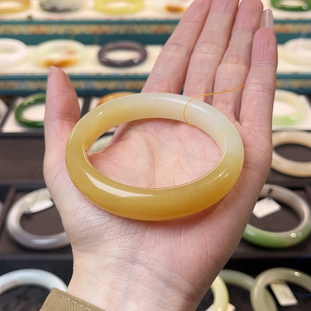 和田玉手镯未镶嵌金蜜糖白