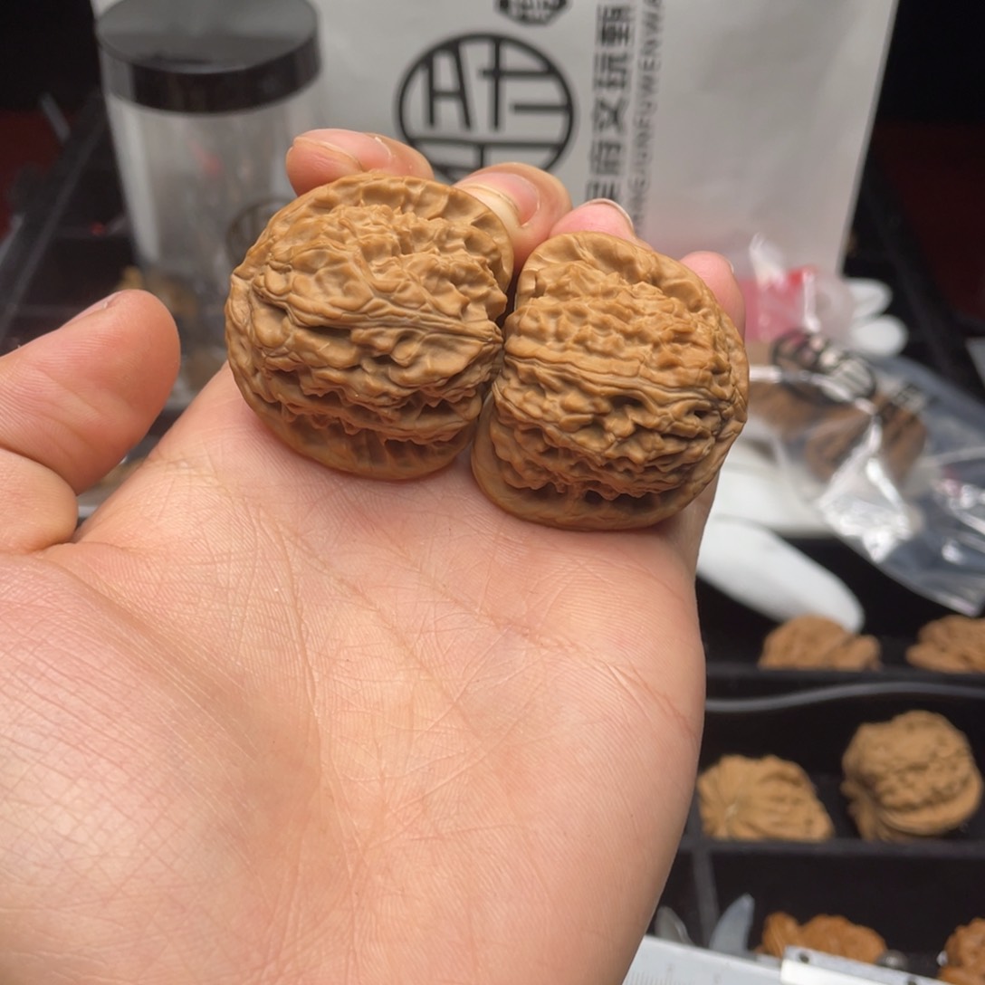 文玩核桃把件三角白 300