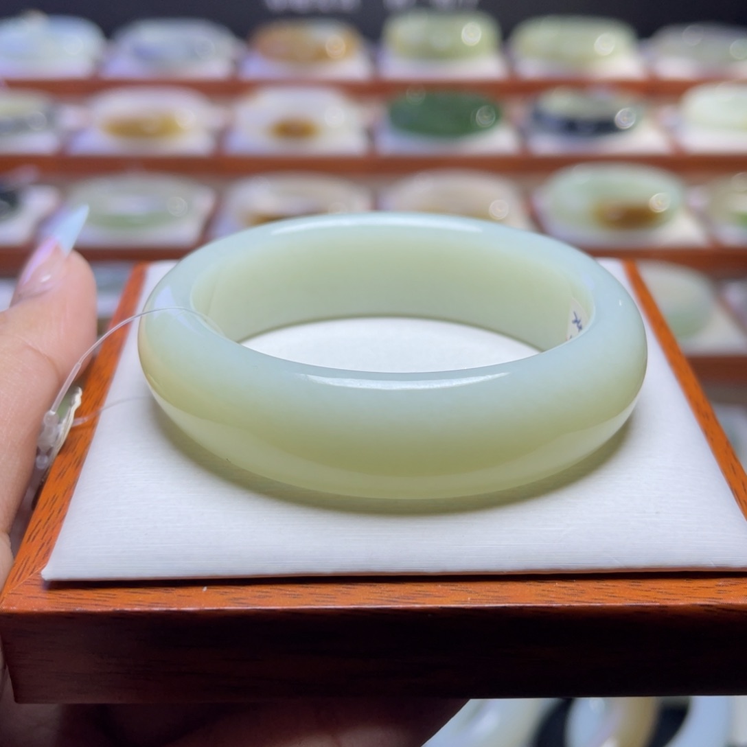 【闪购商品】和田玉手镯未镶嵌啊*眉