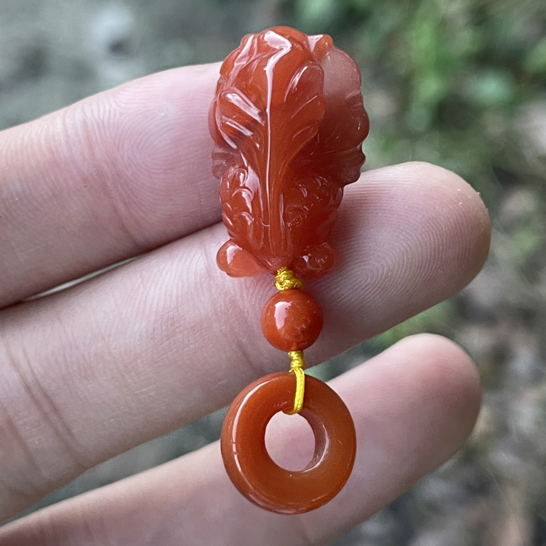 精品南红配饰金鱼提溜，颜色红润，尺寸14.5x21.5x9.5mm