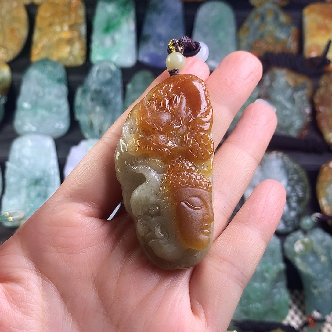 翡翠未镶嵌颈饰一念之间