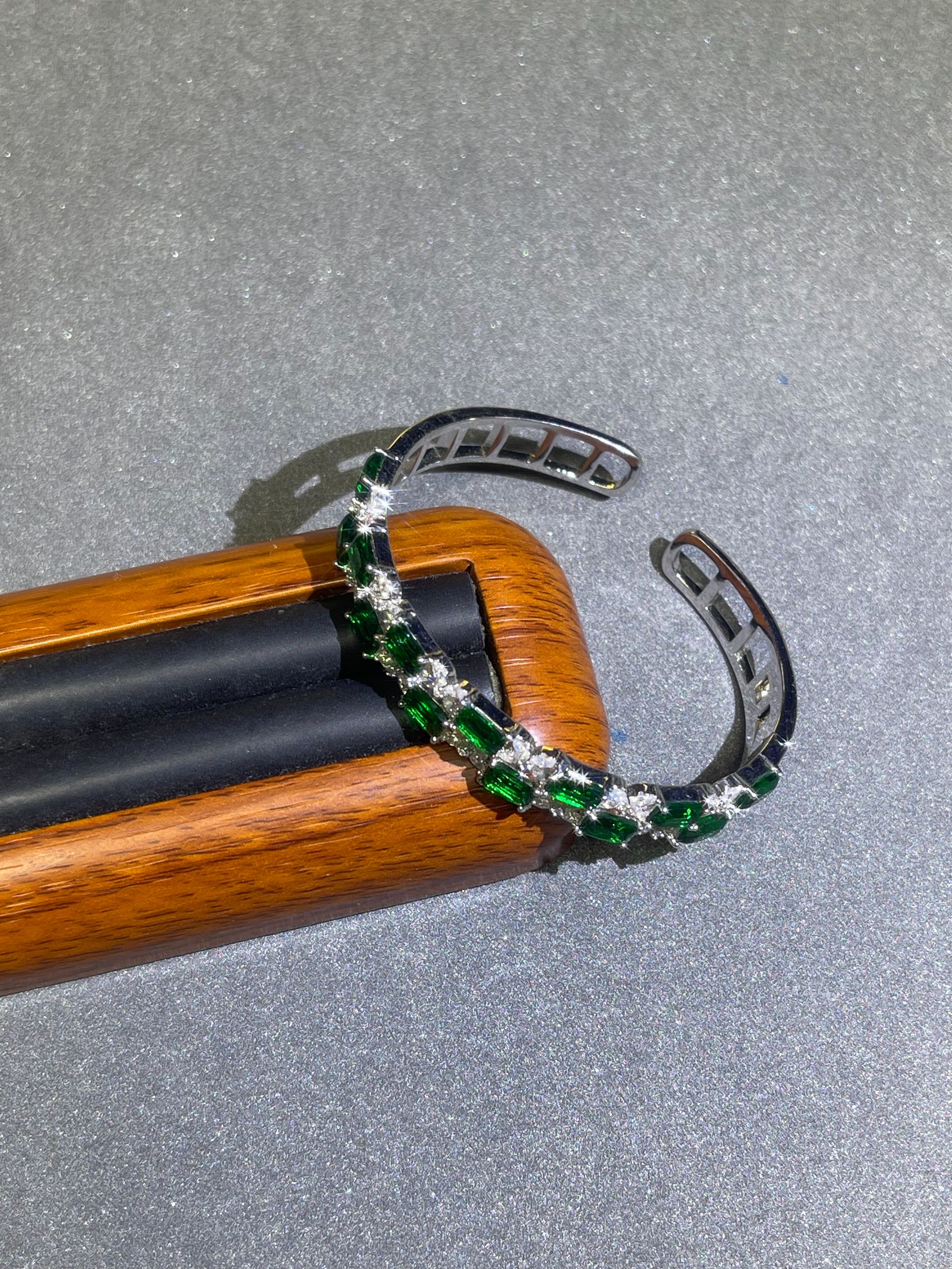 a5023白托满镶绿色手镯多样发