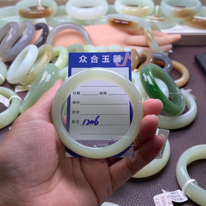 和田玉未镶嵌手镯