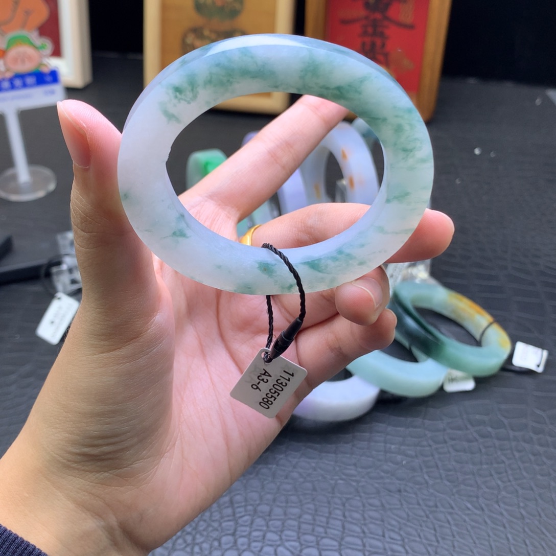 定制翡翠未镶嵌翡翠手镯