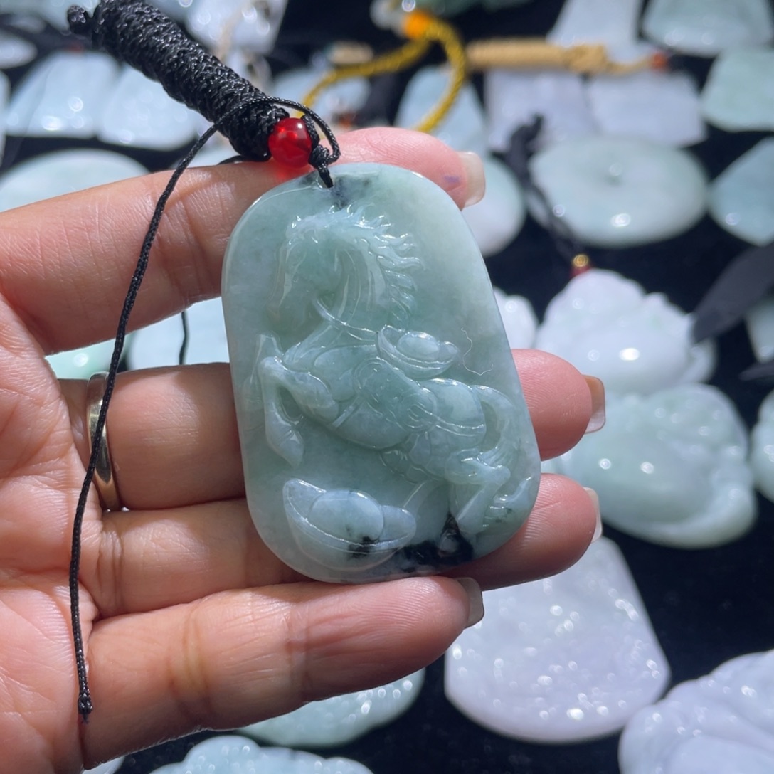 我***6翡翠未镶嵌颈饰马牌