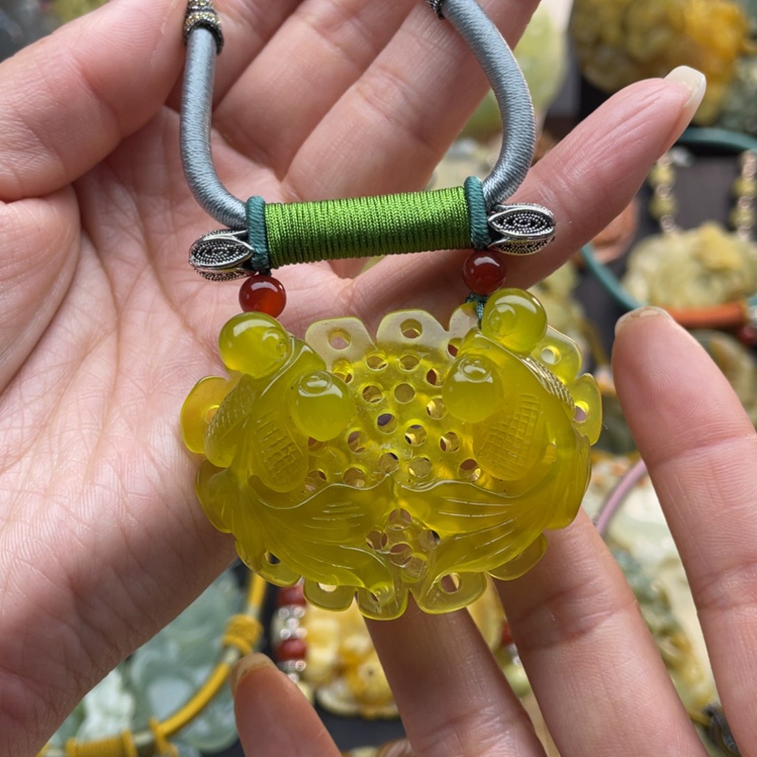 蛇纹石玉颈饰未镶嵌