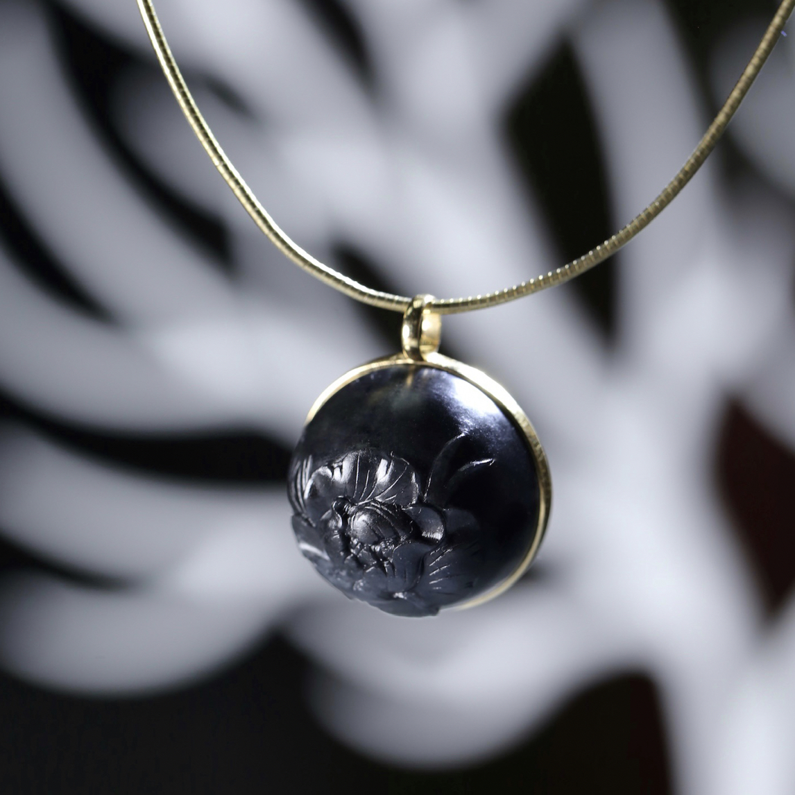 18k和田玉墨玉荷花锁骨坠新疆和田玉墨玉荷花吊坠