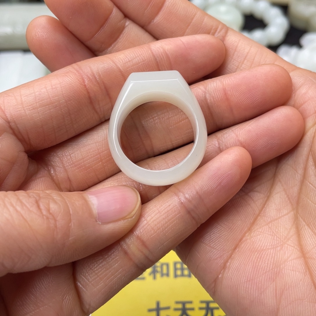 和田玉未镶嵌把件