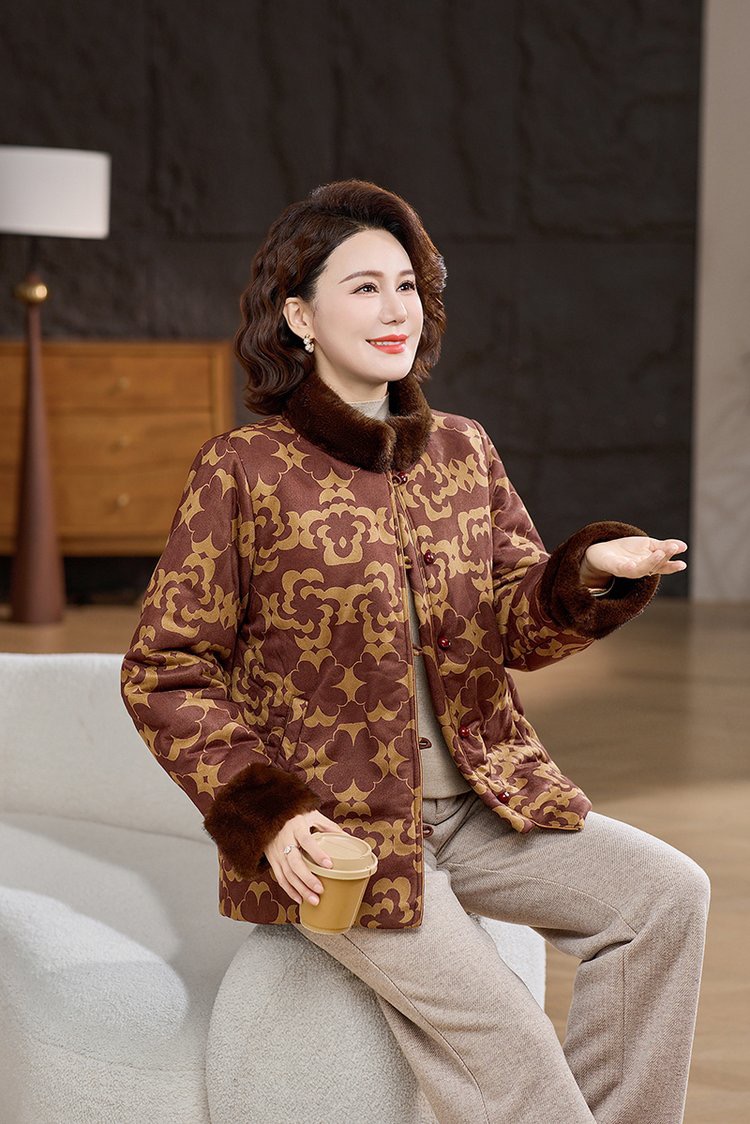 加绒加厚宽松型时尚风中老年女装外套女装冬季棉袄气质妈妈装洋气