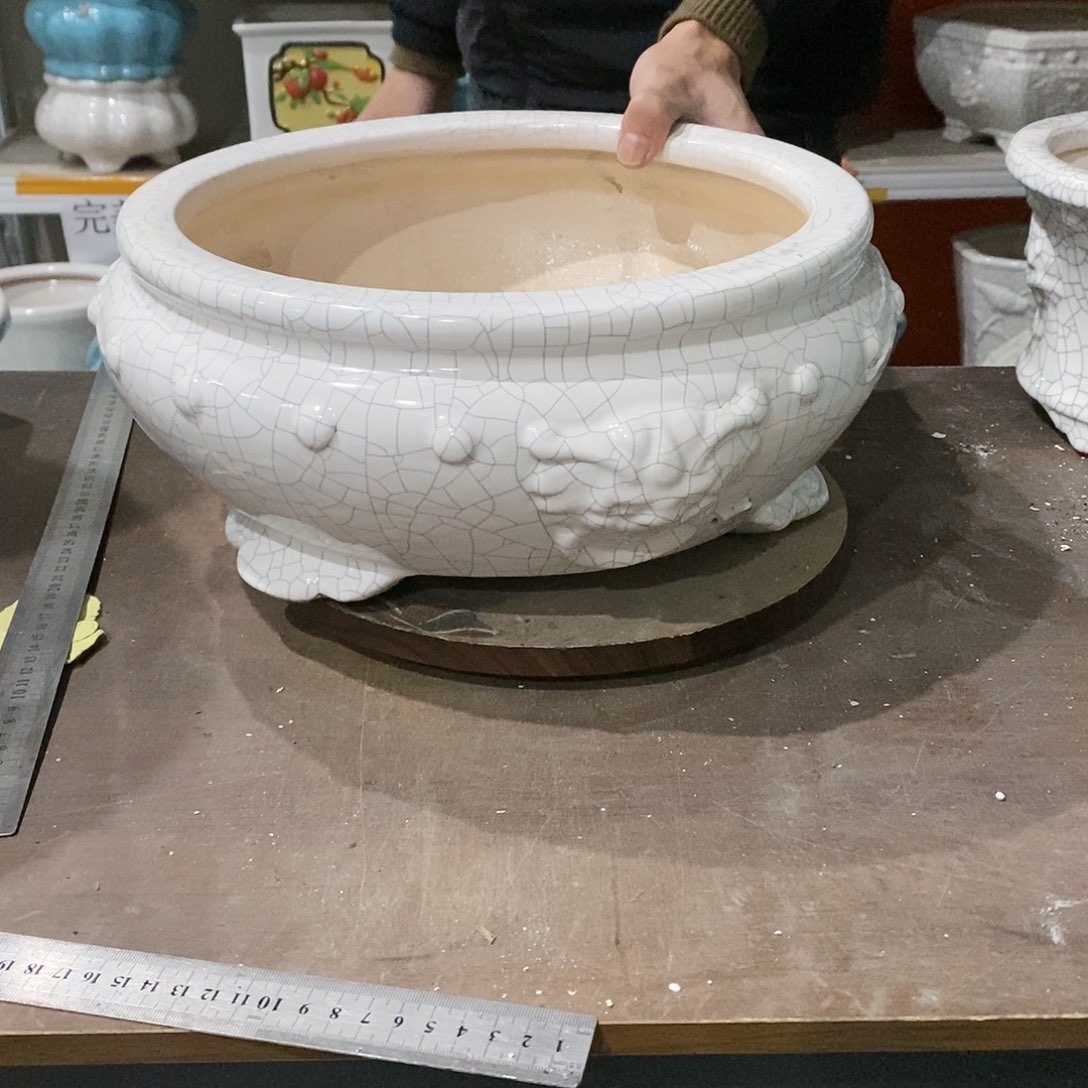 瑕疵花盆里装满鲜花