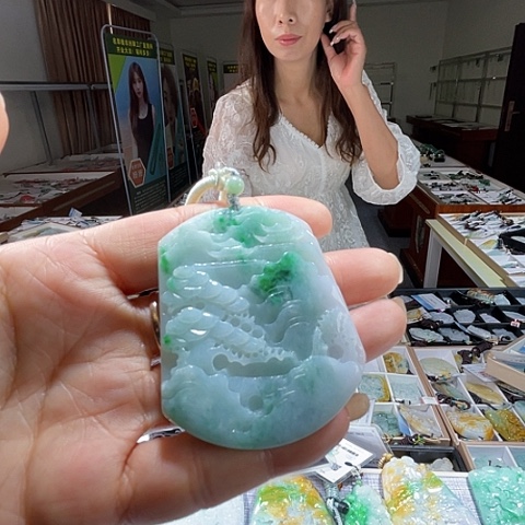 翡翠未镶嵌颈饰一个
