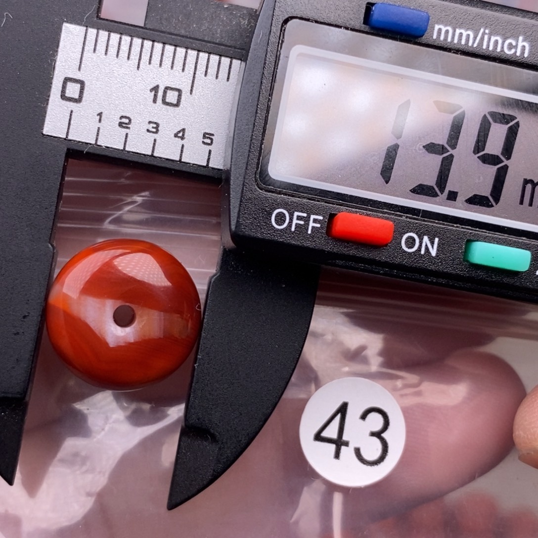 南红玛瑙未镶嵌配饰有瑕疵